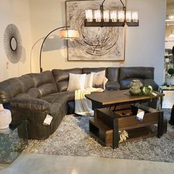 Tambo Canyon Reclining Sectional / couch /Living room set 