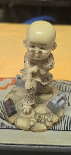 Praying Mantis Kung Fu Monk Figurine [4 inches tall)
(MEETING LOCATION IN THE DESCRIPTION)