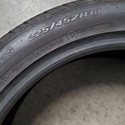 (4) 225/45ZR18