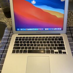 Apple 2014 MacBook Air 13-inch 1.4ghz dual core i5 processor 4gb Ram 128gb ssd comes with charger