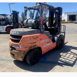 Toyota 10 Pneumatic WHSE Forklift 