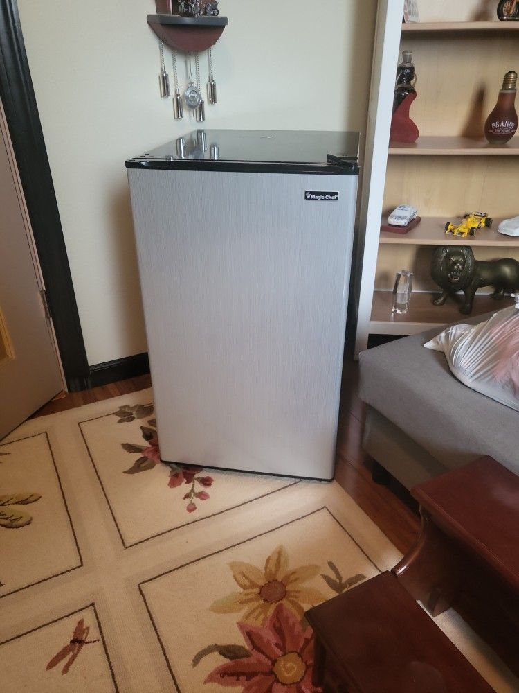 Magic Chef 4.4 Cu.Ft. Refrigirator Silver Door,black Color