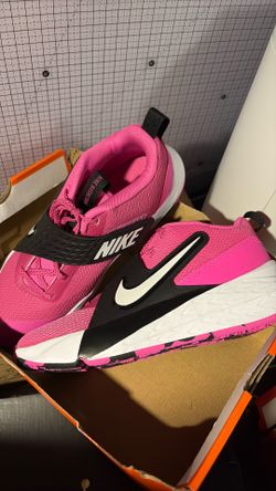 6.5 youth /8.5 women’s  Nike Team Hustle D 12  (GS)