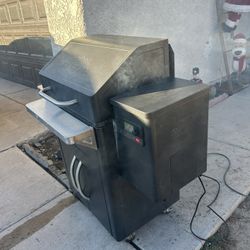 TRAEGER SILVERTON 620 PELLET GRILL SMOKER WITH WI-FI TECHNOLOGY WORKS GREAT