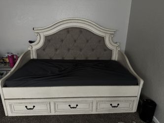Signature Ashley Daybed