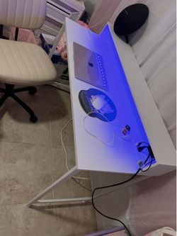 Desk.  Escritorio