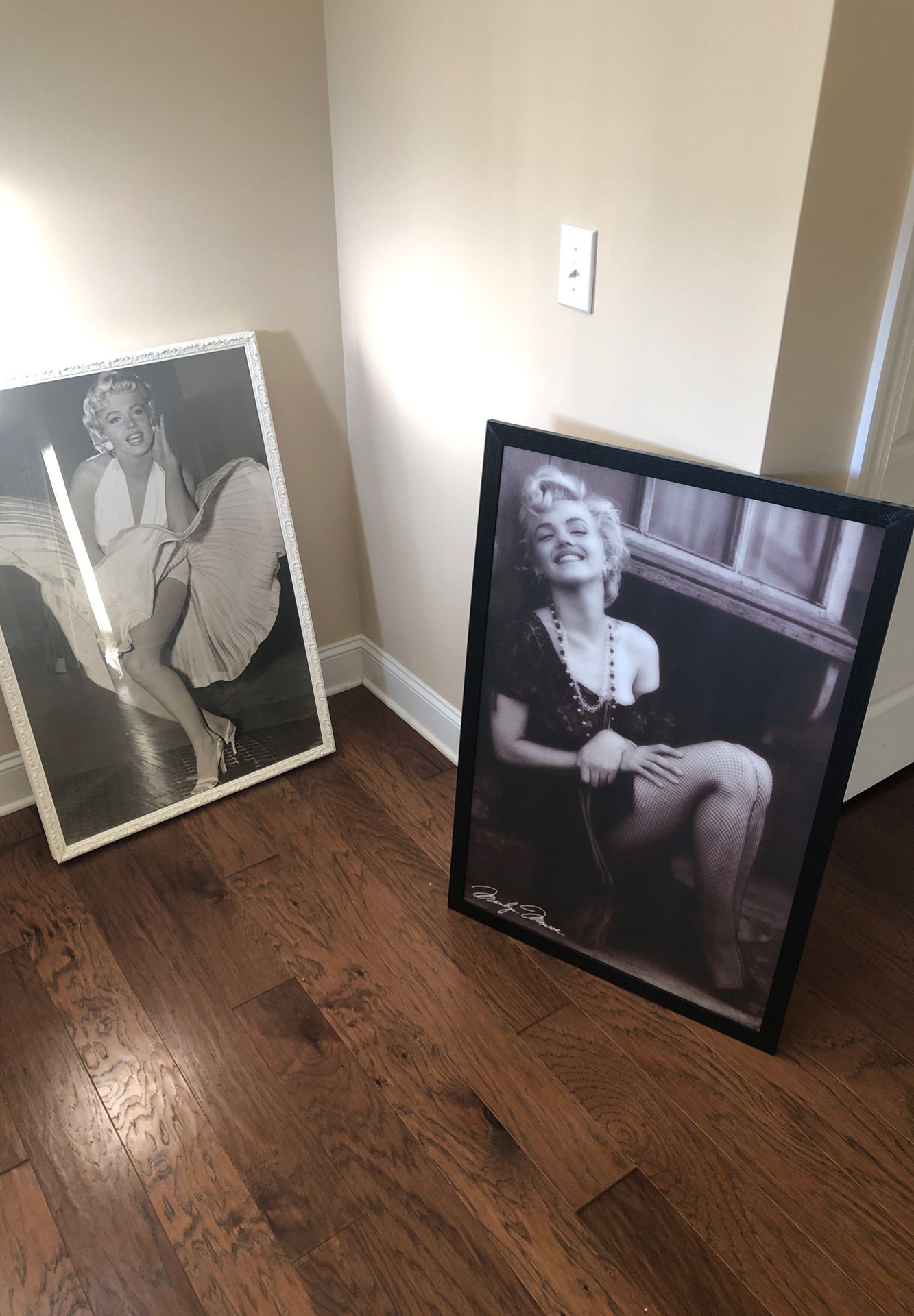 Framed Marilyn Monroe prints and banner