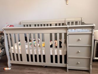Crib 5 in one convertible