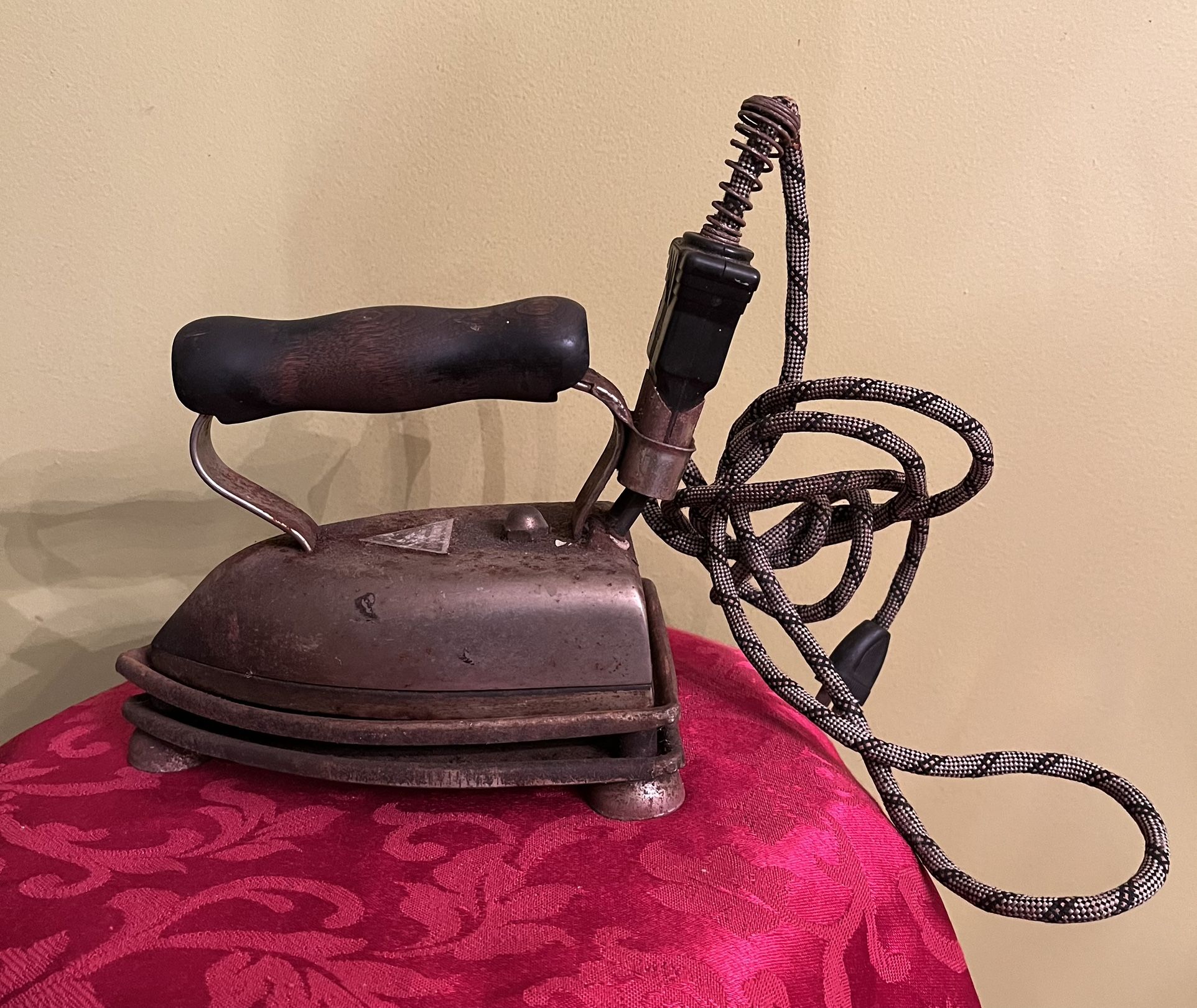 Antique American Beauty Iron c. 1(contact info removed) with Detachable Cord & Original Stand