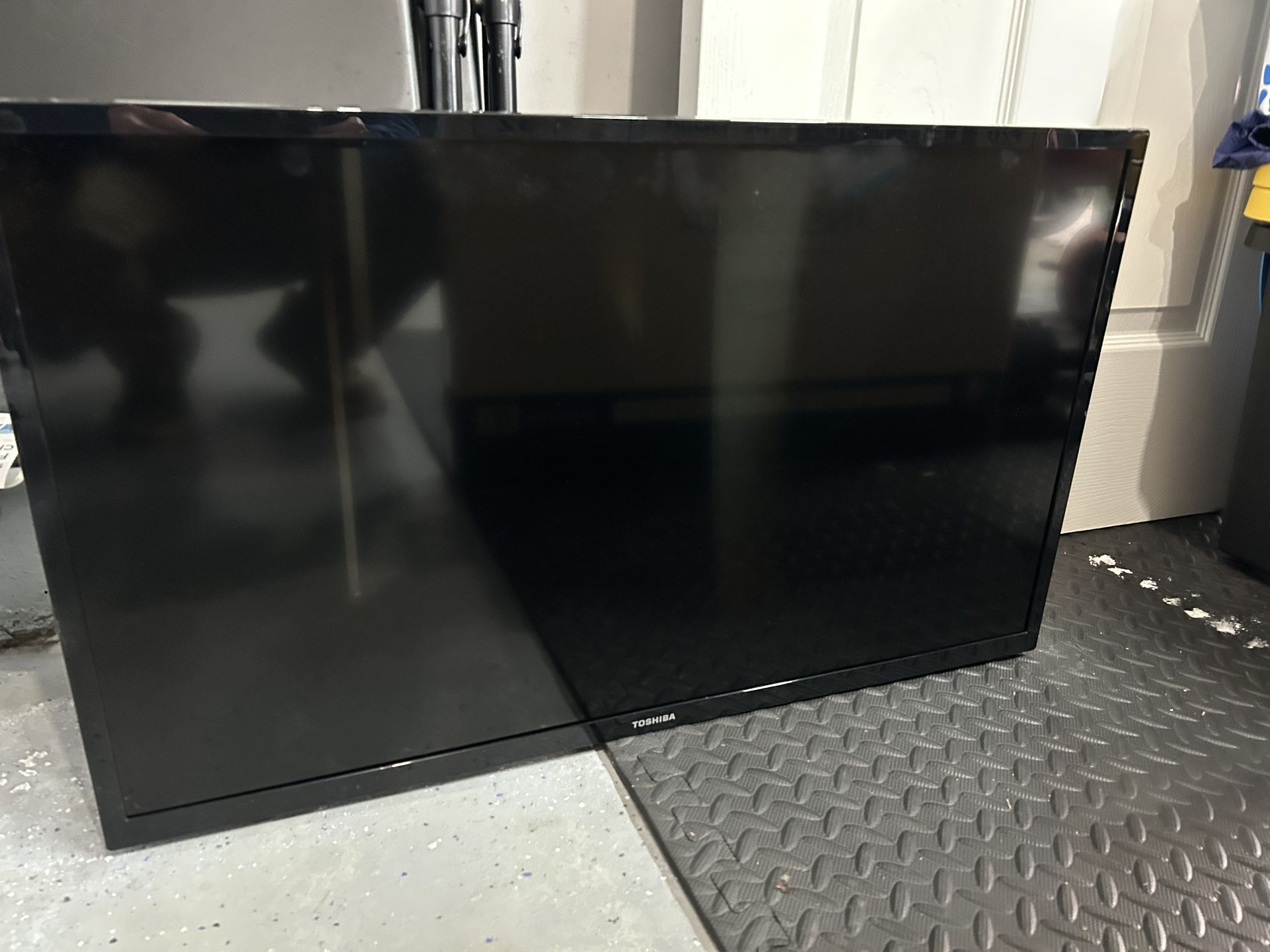 32’ Flat Screen Toshiba Smart TV