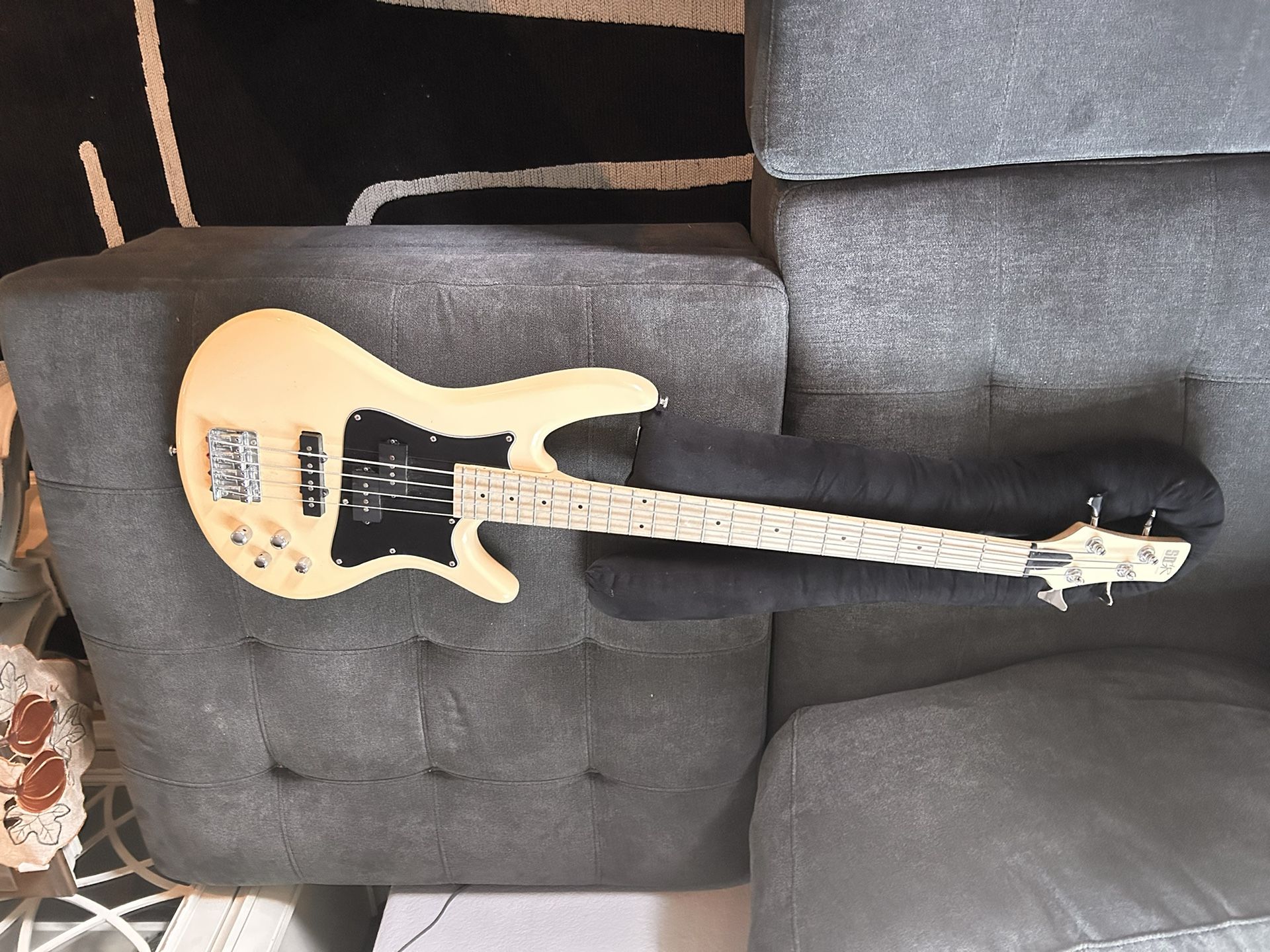 soundgear By Ibanez bass guitar