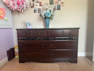 Queen bed , night stand and Dresser $250