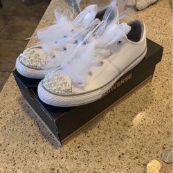 White Converse All Stars “Chuck Taylor” JR Size 4