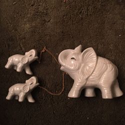 A CERAMIC ELEPHANT WITH TWO BABIES WITH PAINTED EYES 👀 LIKE NEW $20.00