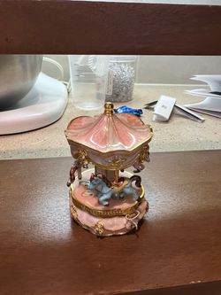 Carousel ring box on apple