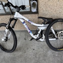 Claire's 2009 Kona Stinky 6