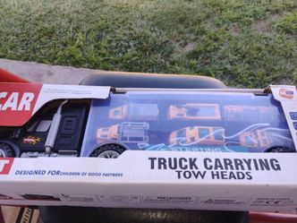 Trucks carrying tow heabs toy