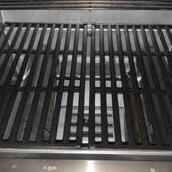 Very Clean Weber 2 Burners BBQ Grill Spirit Propane Silver And Red