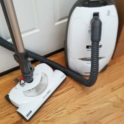NEW cond KENMORE CANIETER VACUUM WITH COMPLETE ATTACHMENTS.   AMAZING POWER SUCTION. , WORKS EXCELLENT. , IN THE BOX 6p