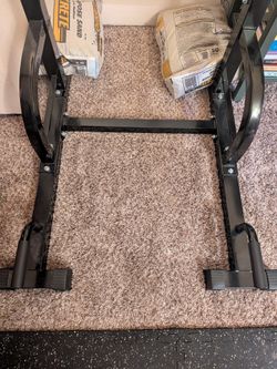 Tower pull up bar.