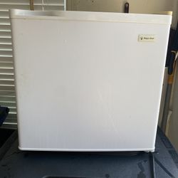 Dorm Fridge Magic Chef 1.7 Cu Ft w Freezer