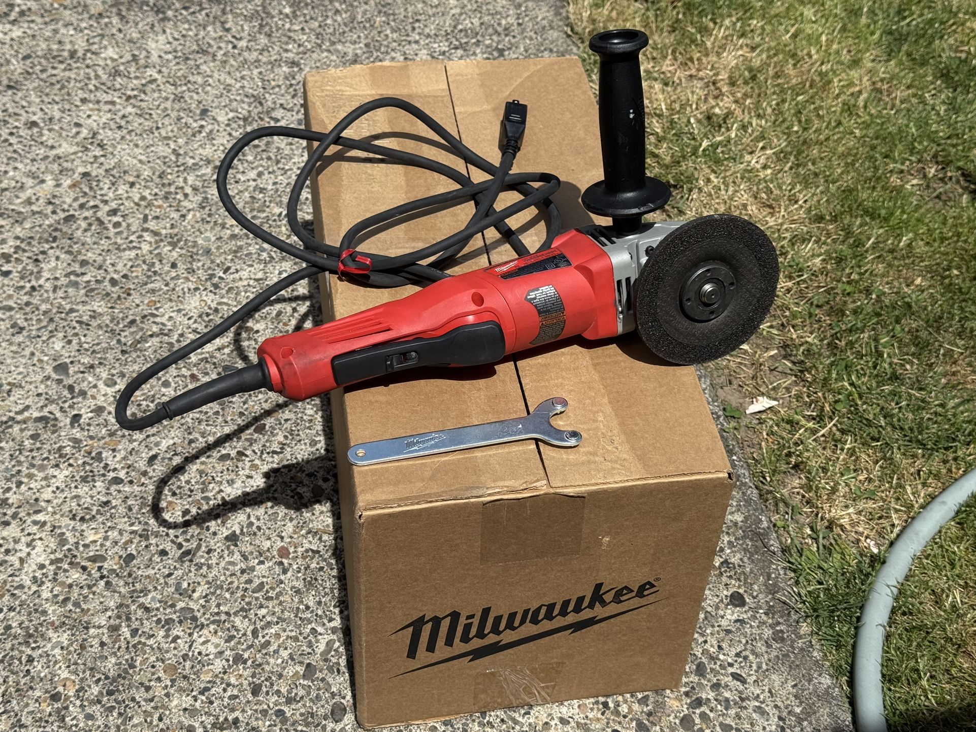 Milwaukee Tools 6142-30 11 AMP 4.5" Angle grinder paddle corded not an M12 M18 Fuel cordless
