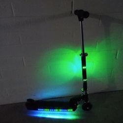 JETSON ORBIT LIGHT -UP  KICK  SCOOTER, change the led lights’ to 3 different flashing patterns.

Requires 3 AA batteries included, semi new condition.