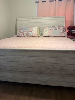 King bed and 2 night stands