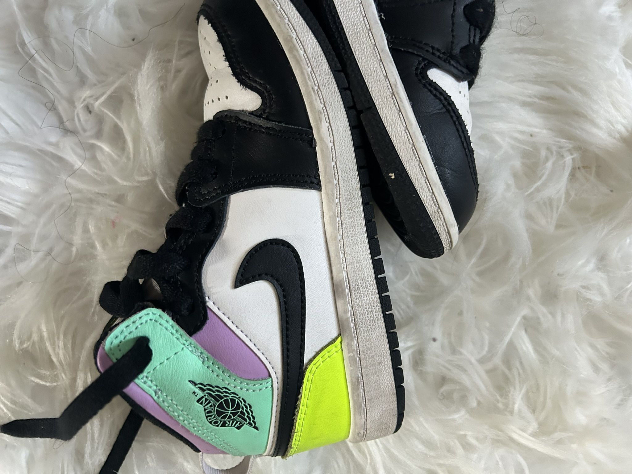 Air Jordon 1 Mid