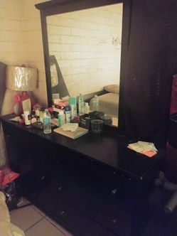 Dressor with mirror