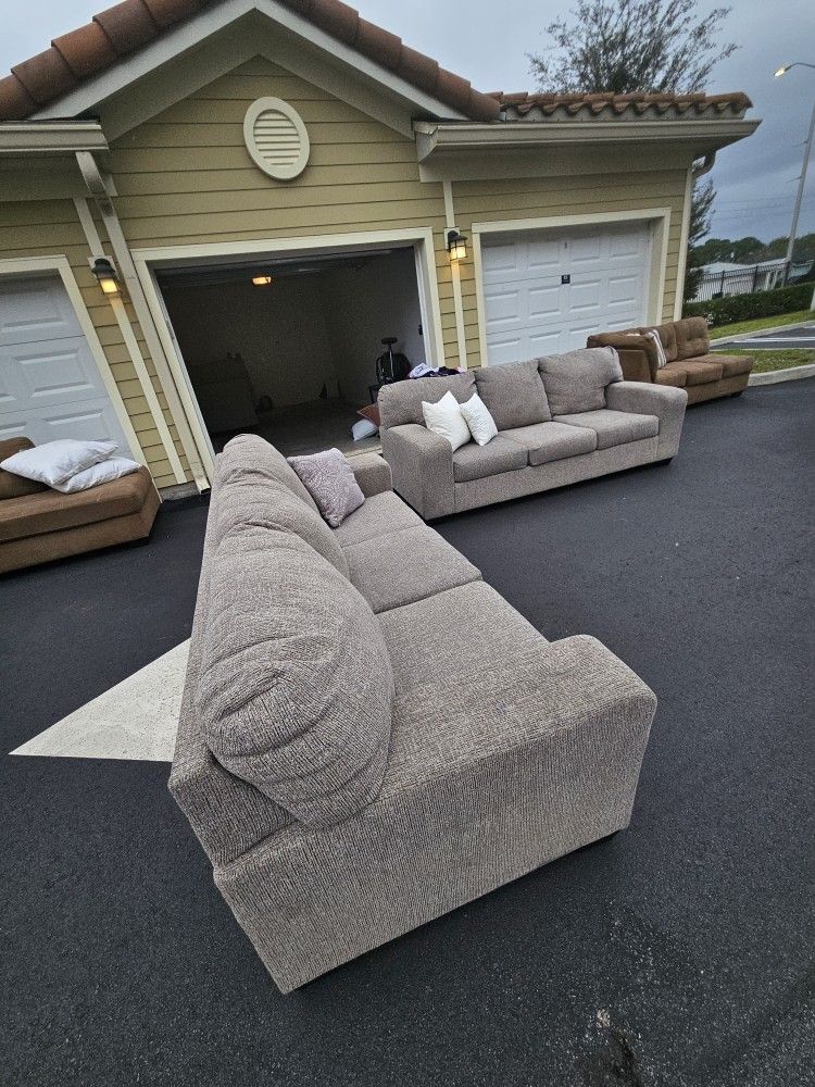 2 BRAND NEW Grey Sofas From Rooms To Go FREE DELIVERY for Sale in