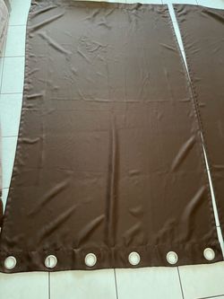 2 matching curtain panels in good condition; they measure 83 x 48.