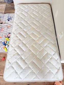 Spring mattress single