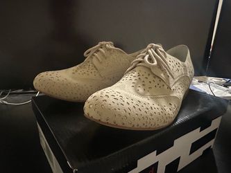 Not Rated Cream Oxfords Size 8 – Women’s Perforated Lace-Ups