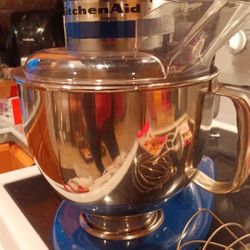 Kitchen Aid With 3 Attachments