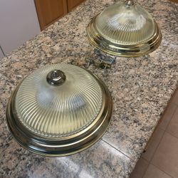 2 Light Fixtures