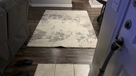 A Rug 6 X 9 And Ivory Great Color And Very Good Condition