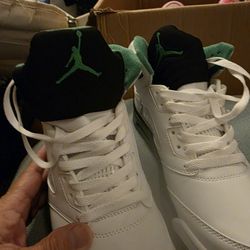 AIR JORDAN 5 WHITE  NEVER WORN 9.5