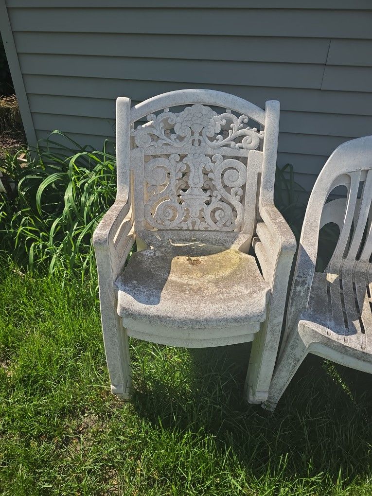 6 Plastic Patio Chairs