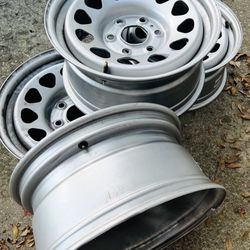 Set of (4) 17” Rims w/black out Cover For Chevy Colorado 