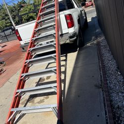 Escalera de 14 pies de fibra de vidrio casi nueva 