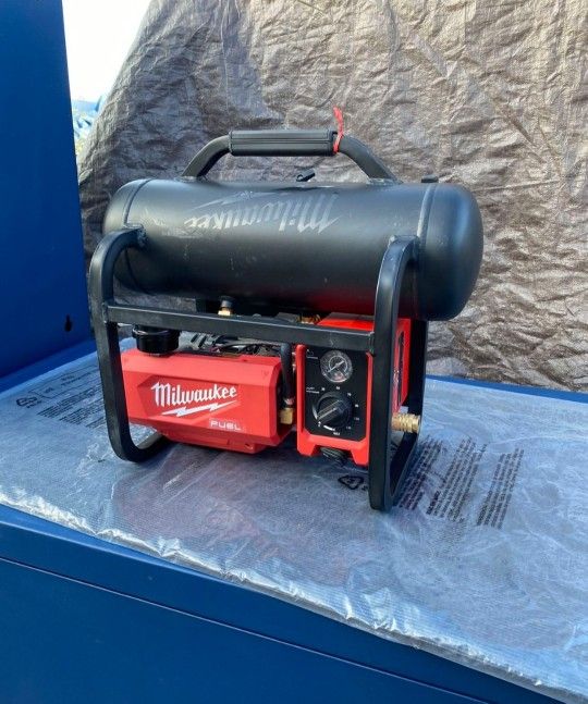 Milwaukee
M18 FUEL 18-Volt Lithium-Ion Brushless Cordless 2 Gal. Electric Compact Quiet Compressor (Tool-Only)