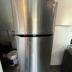 LG 20.2 Cu. Ft. Top-Freezer Refrigerator – Like New! – $550