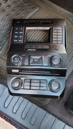 2015 Ford F150 Center Console With Screen  And Cd Player 