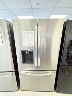 LG French Door Refrigerator/water And Ice Outside