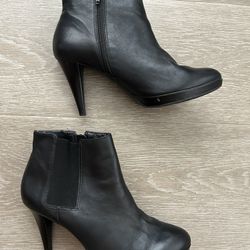 Size 9.5 Black Leather Boots Shoes Ankle Booties By Antonio Melani 