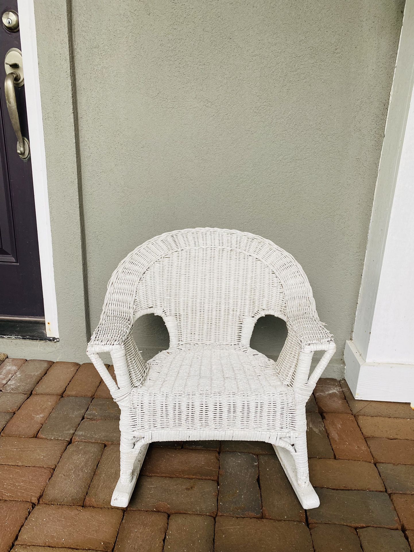 White Wicker Baby Chair (1.5 foot height)