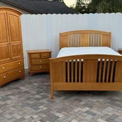 Beautiful Queen size bedroom set, mattress and boxspring included for free. Delivery available for an additional cost.