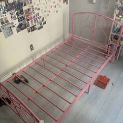 Twin size bed - metal - great condition