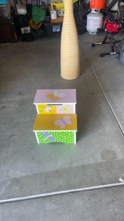 Adorable child step with storage very good condition